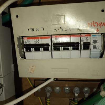 לוח חשמל עם מפסקים וחוטים ירוקים