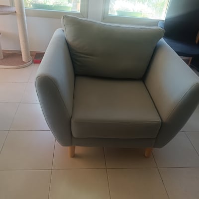 כורסה אפורה על רצפת אריחים בהירים