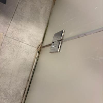 חיבור זכוכית במקלחת עם עובש בפינה
