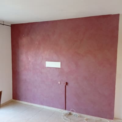 קיר צבוע בצבע ורוד עם רצפת אריחים