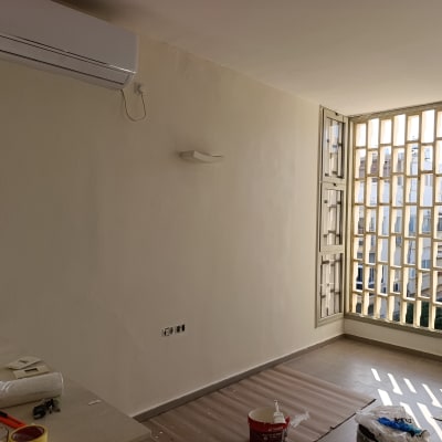 חדר צבוע עם כלים לצביעה על הרצפה