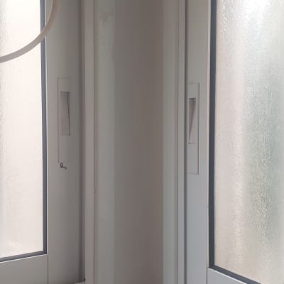 חלונות עם מסגרות לבנות וחוט תלוי