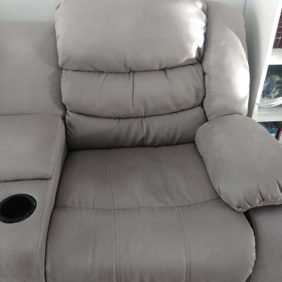 ספה אפורה עם מחזיק כוסות