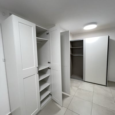 ארונות פתוחים עם מדפים ריקים בחדר ריק