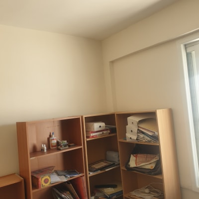 חדר עם מדפים מלאים בניירות וציוד משרדי