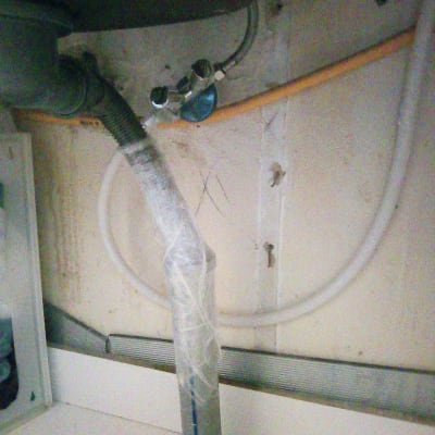 צינור מתחת לכיור עם חיבורים ואביזרי אינסטלציה