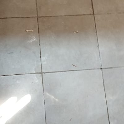 רצפה מלוכלכת עם כתמים ופסולת קטנה