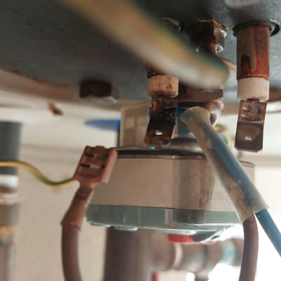 חיבורים חשמליים ומחברים בדוד שמש