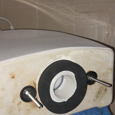 חלק אחורי של אסלה עם ברגים ופתח חיבור