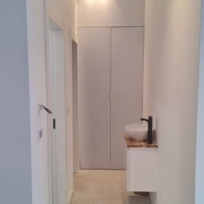 כיור על משטח עץ, ארון קיר לבן