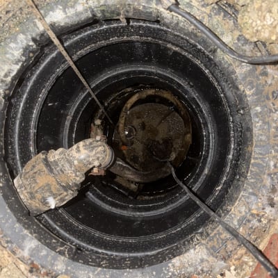 צינור ביוב עם חיבורים בתוך בור