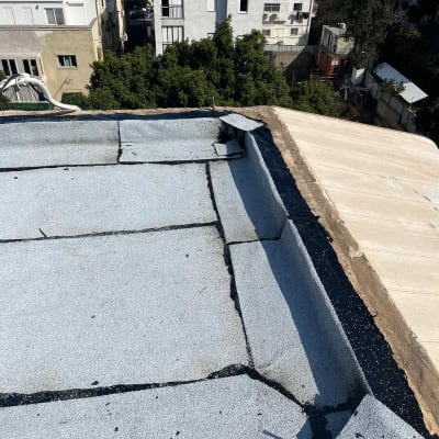 גג אטום עם יריעות ביטומניות ואיטום בזפת