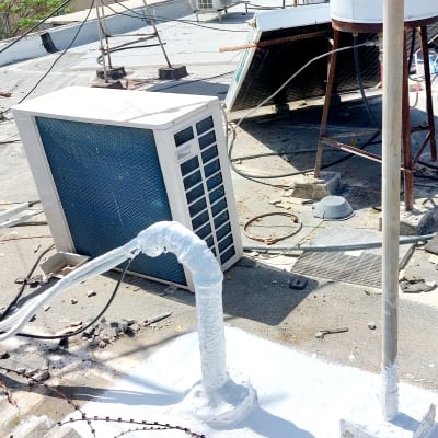 מערכת מיזוג אוויר על גג עם צינורות מבודדים