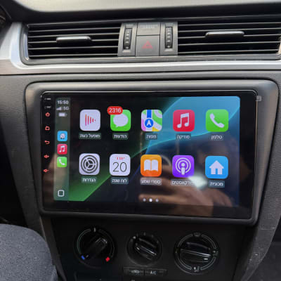 מערכת מולטימדיה ברכב עם אפליקציות שונות על המסך