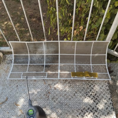 מסנן מזגן על רצפה עם מכשיר ניקוי