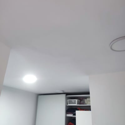 ארון בגדים עם מדפים ודלתות פתוחות