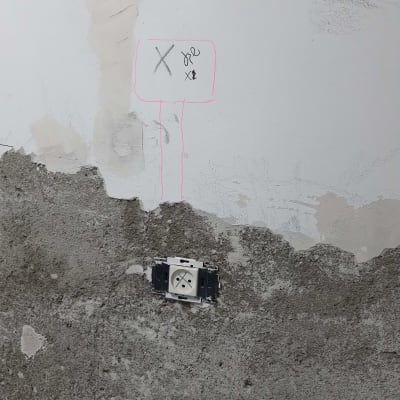 שקע חשמלי מותקן על קיר בטון חשוף