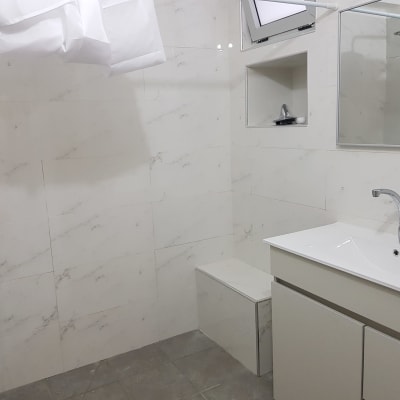 חדר אמבטיה משופץ עם אריחים חדשים וברז מודרני