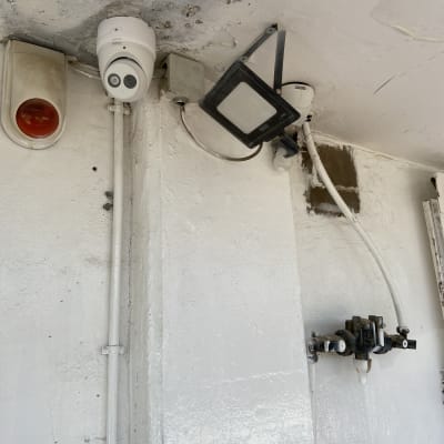 מצלמות אבטחה וכבלים מותקנים על קיר