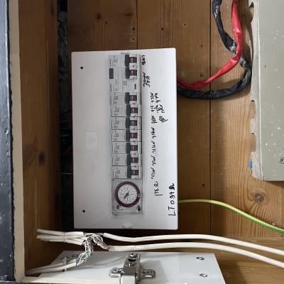 לוח חשמל עם מפסקים וחוטים צבעוניים