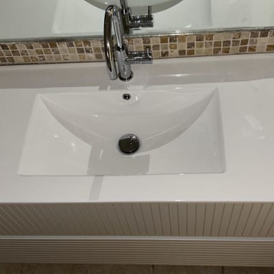 כיור לבן עם ברז כרום ומראה