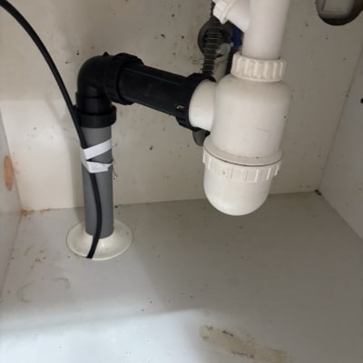 צנרת מתחת לכיור עם חיבורים שונים