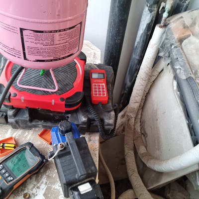 מיכל גז ורוד על משקל עם צג דיגיטלי