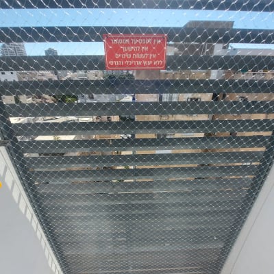 רשת מתכת למניעת כניסת יונים במרפסת