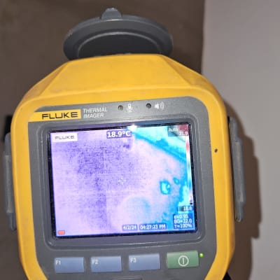 מצלמה תרמית פלוק מציגה תמונת חום על מסך