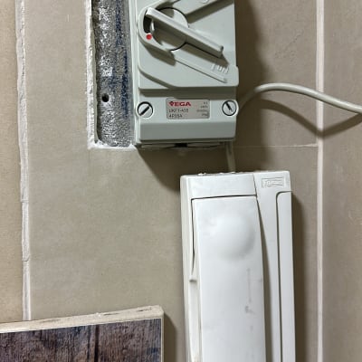 מפסק חשמלי ולוח תקשורת על קיר