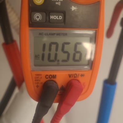 מד מתח AC עם חיבורים אדום ושחור