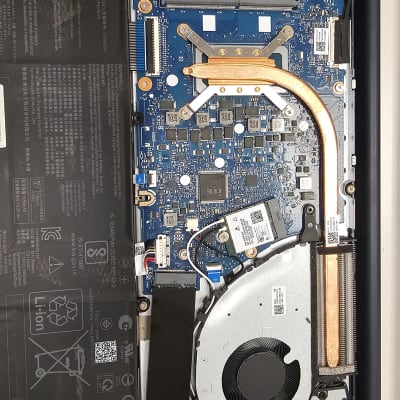 לוח אם של מחשב נייד עם רכיבים חשמליים