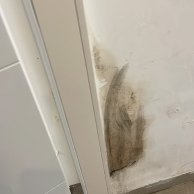 קיר עם סימני רטיבות ליד דלת