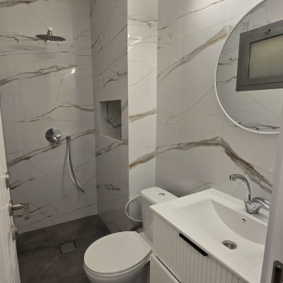 חדר אמבטיה עם כיור, ברז ומקלחת