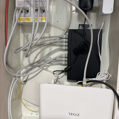 ארון תקשורת עם נתבים וכבלים מחוברים