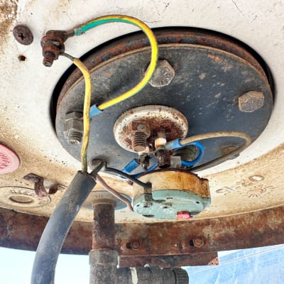 חוטי חשמל מחוברים לחלק מתכתי עם ברגים