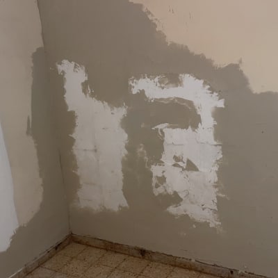 קיר עם תיקוני טיח וטיח טרי