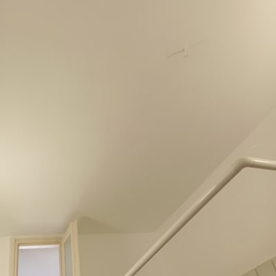 תקרה צבועה עם וו תלייה וחלון פתוח