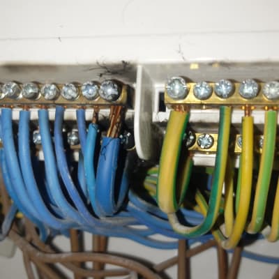 חוטי חשמל צבעוניים מחוברים ללוח חשמל