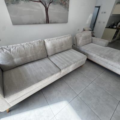 ספה אפורה נקייה בחדר מגורים