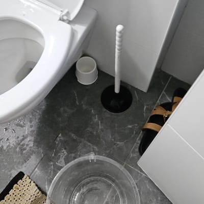 אסלה, פומפה ודלי בחדר אמבטיה