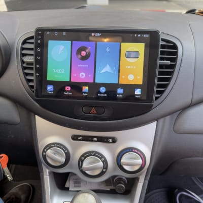 מערכת מולטימדיה מותקנת ברכב עם מסך מגע