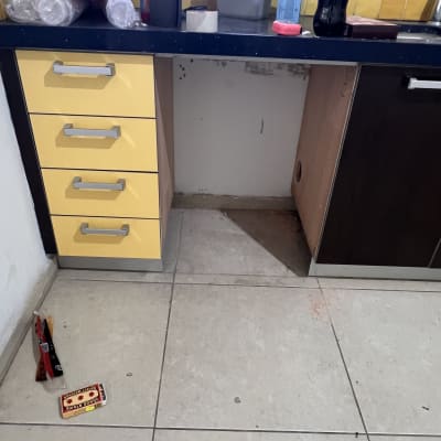 ארונות מטבח עם מגירות וכלים על השיש