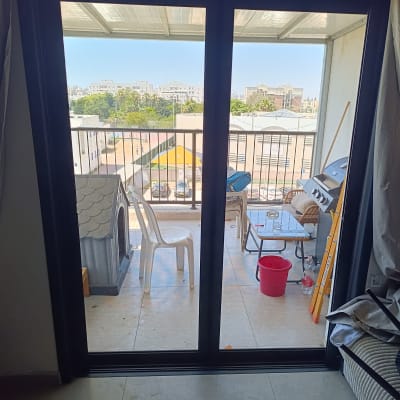 מרפסת עם דלתות זכוכית ותריסים