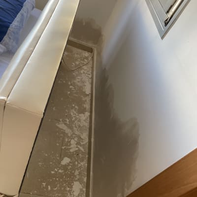 קיר עם סימני קילוף צבע ליד חלון