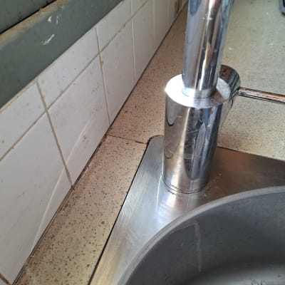 ברז וכיור עם איטום סביבם