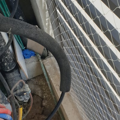 רשת מתכת מותקנת למניעת כניסת יונים