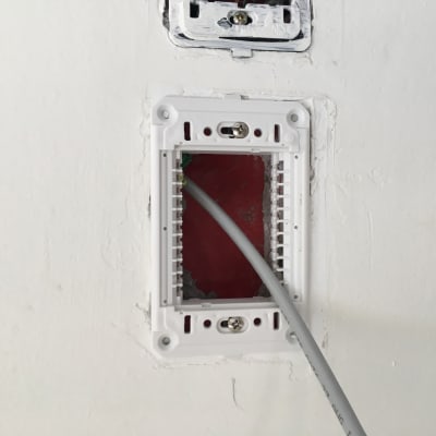 כבל רשת יוצא מקופסת חיבורים בקיר