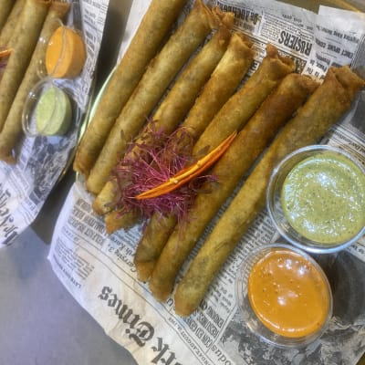 מגש עם אגרולים ורוטב ירוק וכתום