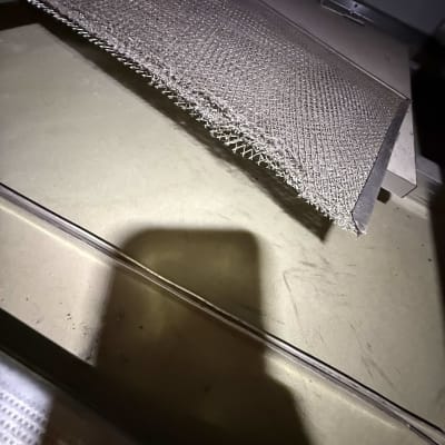 פילטר רשת מתכת במערכת מיזוג אוויר במהלך ניקוי או טיפול